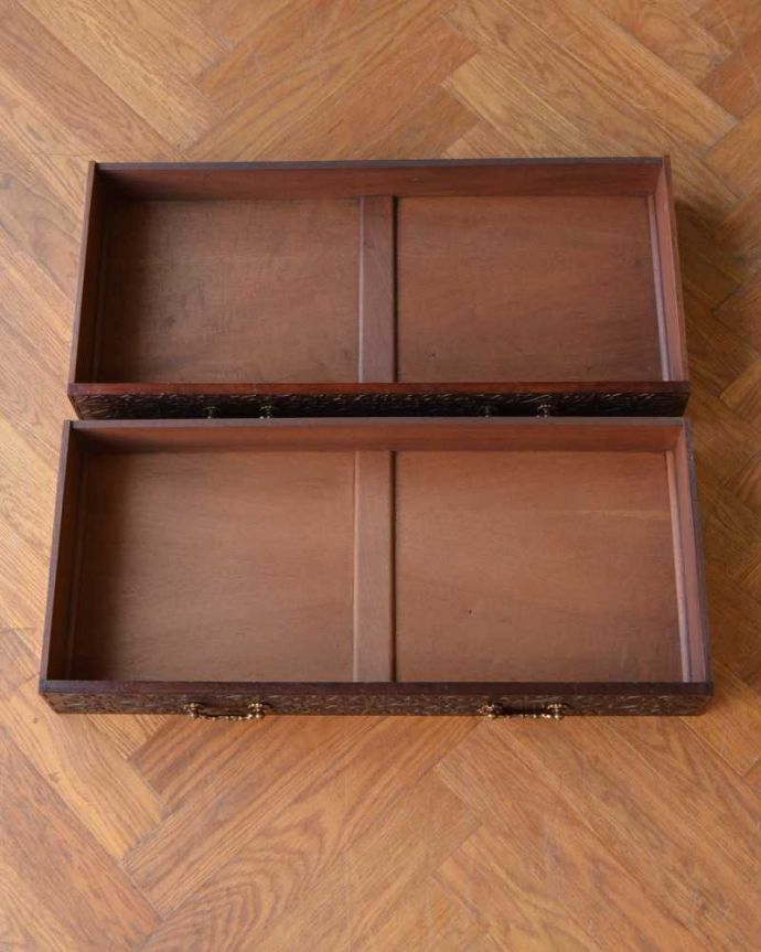 アンティークのキャビネット　アンティーク家具　シノワズリの雰囲気漂う美しいアンティークのガラスキャビネット（飾り棚）。引き出しの中もキレイです専門の職人が修復の際、キレイにしたので、引き出しにも安心して収納して下さい。(j-2354-f)