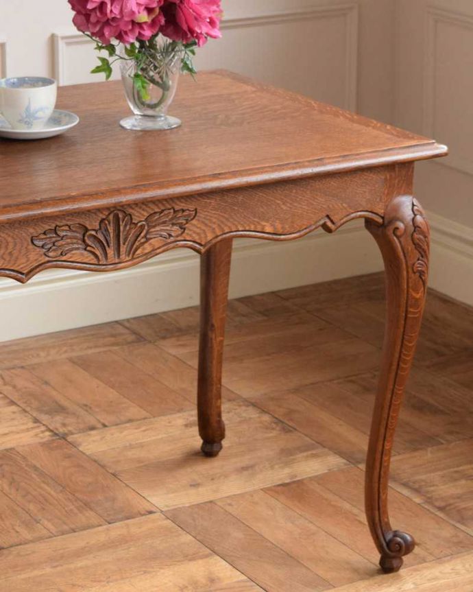 アンティークのテーブル　アンティーク家具　南フランスの美しいアンティーク家具、ソファや椅子に座って使えるコーヒーテーブル。やっぱり自慢はこの脚線美一番最初に目に飛び込んでくるフレンチカブリオレレッグ。(j-2355-f)