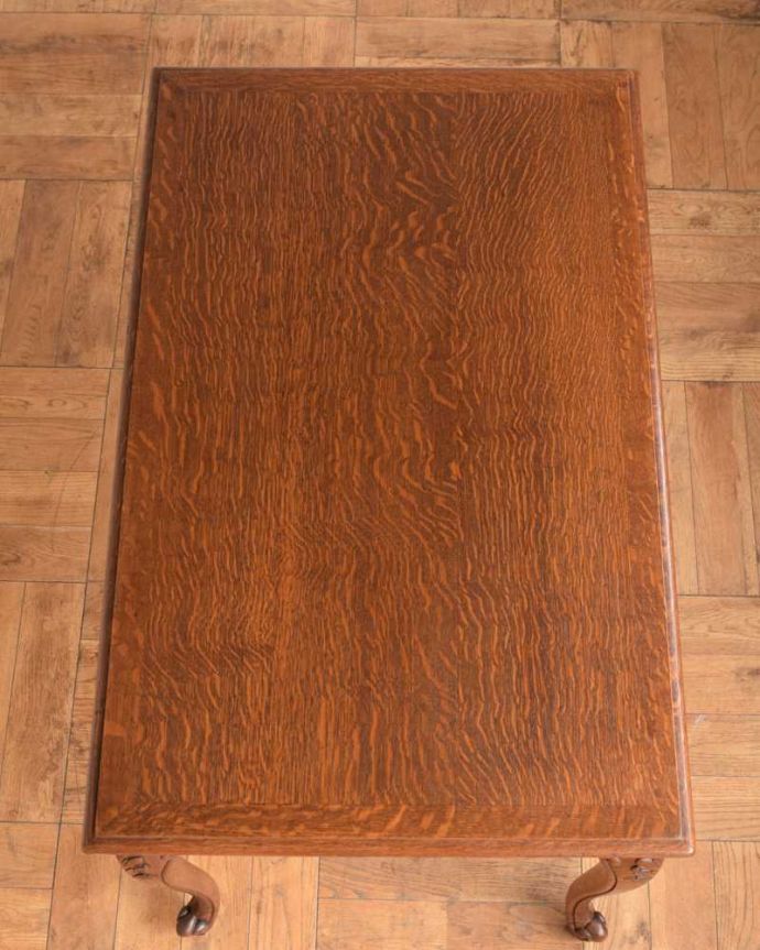 アンティークのテーブル　アンティーク家具　南フランスの美しいアンティーク家具、ソファや椅子に座って使えるコーヒーテーブル。上から見るとこんな形コーヒーテーブルの天板は毎日使う場所だから、しっかり修復しました。(j-2355-f)