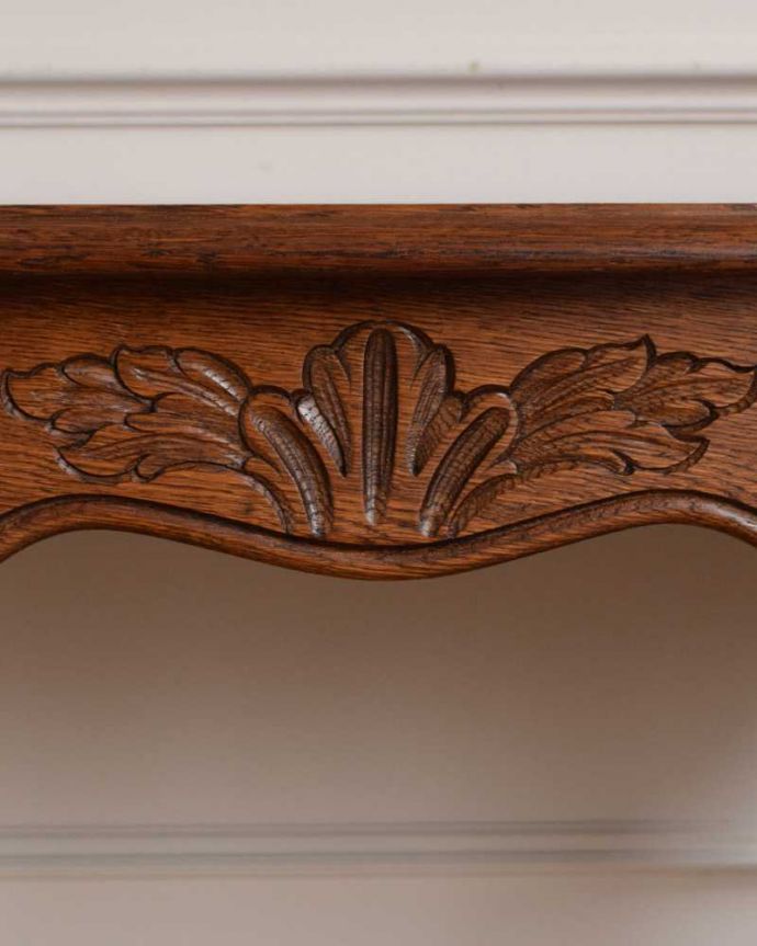 アンティークのテーブル　アンティーク家具　南フランスの美しいアンティーク家具、ソファや椅子に座って使えるコーヒーテーブル。美しい彫にもうっとり…さりげなく施された彫。(j-2355-f)