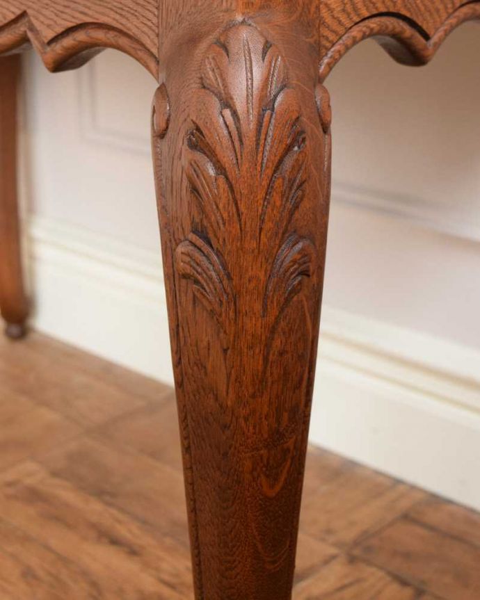 アンティークのテーブル　アンティーク家具　南フランスの美しいアンティーク家具、ソファや椅子に座って使えるコーヒーテーブル。うっとりする美しさアンティークだから手に入る美しい彫。(j-2355-f)