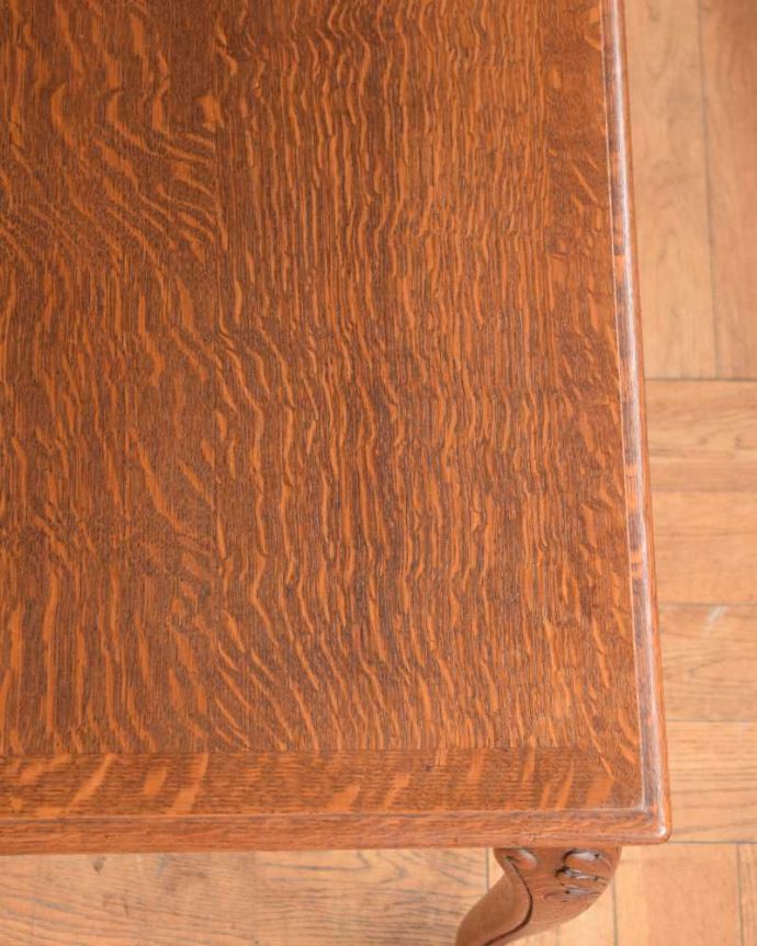 アンティークのテーブル　アンティーク家具　南フランスの美しいアンティーク家具、ソファや椅子に座って使えるコーヒーテーブル。近づいて見てみると…アンティークはもちろん新品ではないので小さなキズや汚れはありますが、キレイにお直ししたので満足して頂ける自信があります！。(j-2355-f)