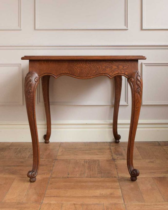 アンティークのテーブル　アンティーク家具　南フランスの美しいアンティーク家具、ソファや椅子に座って使えるコーヒーテーブル。こちら側も、もちろんキレイです！アンティークは新品ではないので、もちろん経年変化によるキズはありますが、専門の職人がキレイにお直しをしているので、後ろ姿までキレイです。(j-2355-f)