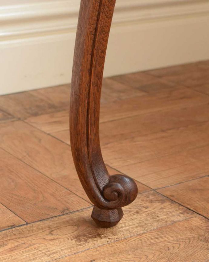 アンティークのテーブル　アンティーク家具　南フランスの美しいアンティーク家具、ソファや椅子に座って使えるコーヒーテーブル。持ち上げなくても移動できます！Handleのアンティークは、脚の裏にフェルトキーパーをお付けしていますので、床を滑らせてれば移動が簡単です。(j-2355-f)