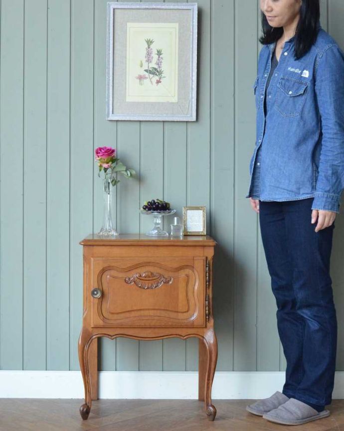 アンティークのキャビネット アンティーク家具 フランスで見つけた猫脚アンティーク家具、脚の長いナイトテーブル。フランスらしさがギュッと詰まっていますコンパクトなサイズなのにフランスらしく優雅な雰囲気がたっぷり詰まったキャビネット。(j-2356-f)