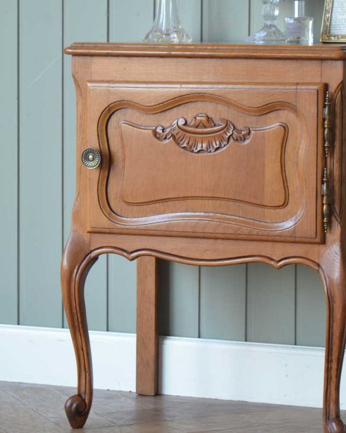 アンティークのキャビネット アンティーク家具 フランスで見つけた猫脚アンティーク家具、脚の長いナイトテーブル。どこにでも置けるサイズが魅力ベッドやソファの横など、どこにでも置けるコンパクトさ。(j-2356-f)