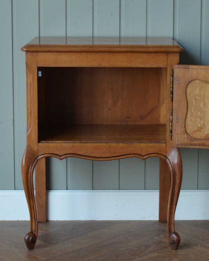 アンティークのキャビネット アンティーク家具 フランスで見つけた猫脚アンティーク家具、脚の長いナイトテーブル。扉を開けて中を見ると・・・専門の職人が仕上げたので中もキレイです。(j-2356-f)