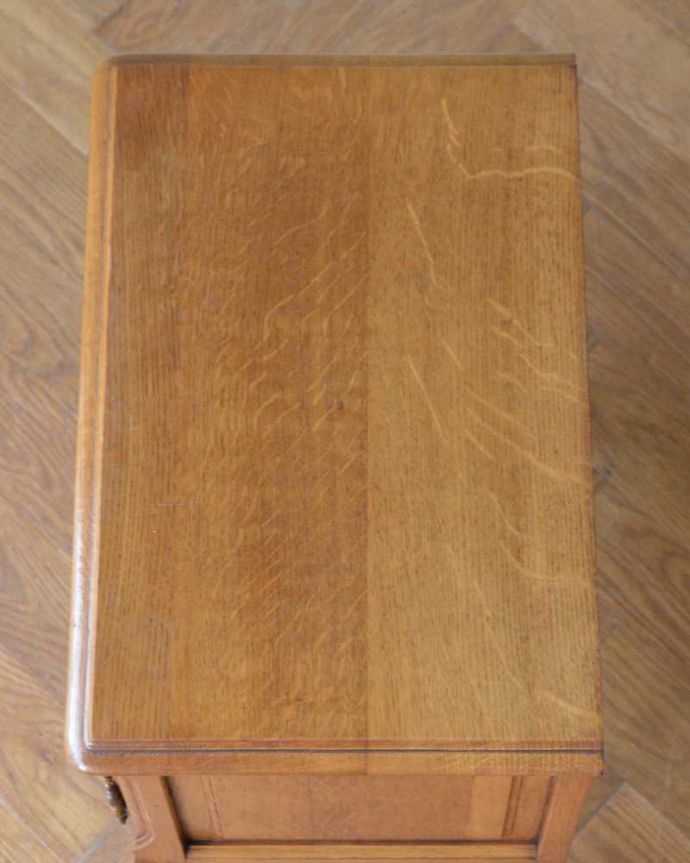 アンティークのキャビネット アンティーク家具 フランスで見つけた猫脚アンティーク家具、脚の長いナイトテーブル。上から見てみると・・・修復の際、天板の塗装もキレイに仕上げました。(j-2356-f)