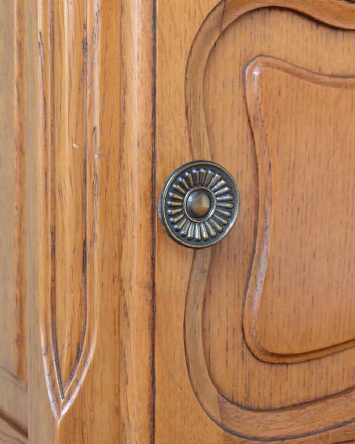 アンティークのキャビネット アンティーク家具 フランスで見つけた猫脚アンティーク家具、脚の長いナイトテーブル。取っ手のデザインも優雅フランスらしさは取っ手のデザインにも。(j-2356-f)