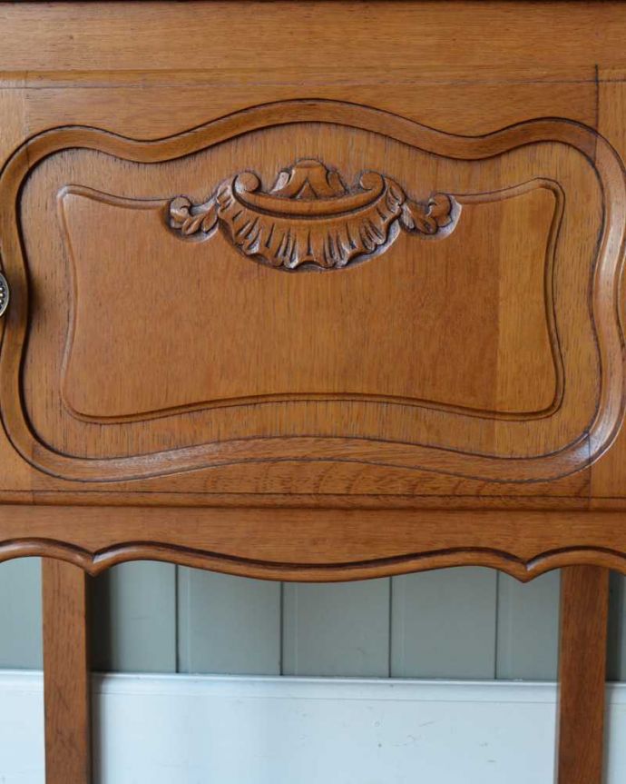 アンティークのキャビネット アンティーク家具 フランスで見つけた猫脚アンティーク家具、脚の長いナイトテーブル。いろんな場所にこだわり彫のデザインもいろいろです。(j-2356-f)