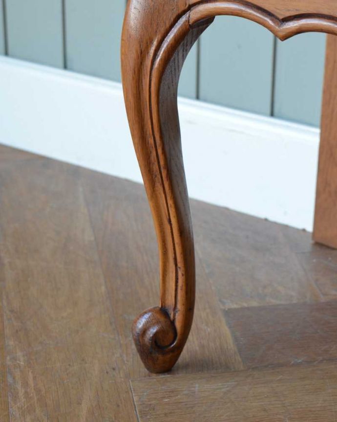 アンティークのキャビネット アンティーク家具 フランスで見つけた猫脚アンティーク家具、脚の長いナイトテーブル。女性1人でラクラク運べちゃう仕掛けHandleのアンティークの脚の裏にはフェルトキーパーが付いているんです。(j-2356-f)