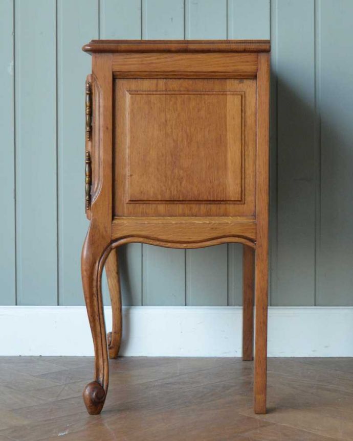 アンティークのキャビネット アンティーク家具 フランスで見つけた猫脚アンティーク家具、脚の長いナイトテーブル。横から見ても美しいんです正面はもちろん、横顔だってフランスらしく美しいです。(j-2356-f)
