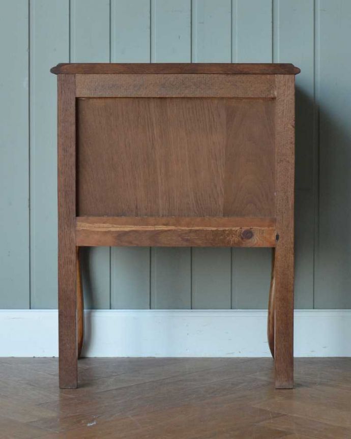 アンティークのキャビネット アンティーク家具 フランスで見つけた猫脚アンティーク家具、脚の長いナイトテーブル。後ろから見ても・・・アンティークは新品ではないので、もちろん経年変化によるキズはありますが、専門の職人がお直しをしているので、後ろ姿もキレイです。(j-2356-f)