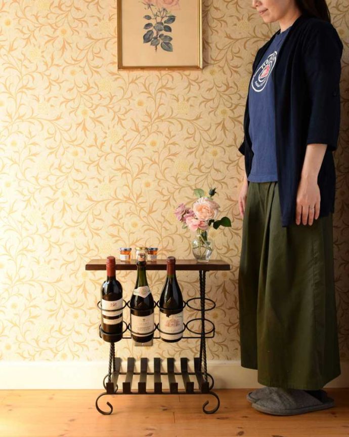 めずらしい家具　アンティーク家具　サイドテーブルにもなる、お洒落なアイアン製のアンティークワインラック。優雅な気分にしてくれるアイアンのワインラックどこにでも置けるコンパクトサイズのワインラック。(j-2357-f)