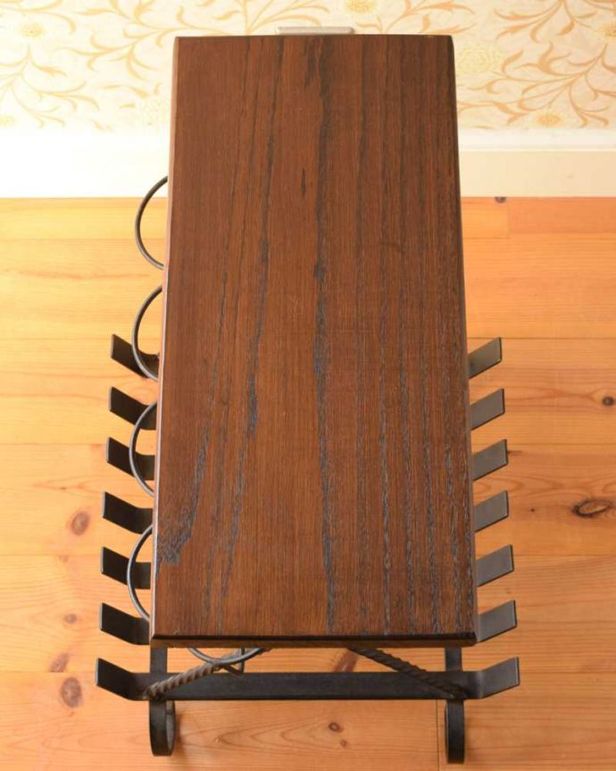 めずらしい家具　アンティーク家具　サイドテーブルにもなる、お洒落なアイアン製のアンティークワインラック。ココも使えてさらに便利上から見るとこんな感じです。(j-2357-f)