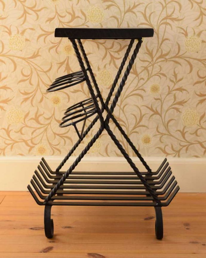 めずらしい家具　アンティーク家具　サイドテーブルにもなる、お洒落なアイアン製のアンティークワインラック。横から見てもキレイですもちろん、横顔だってキレイ！どこから見ても絵になります。(j-2357-f)