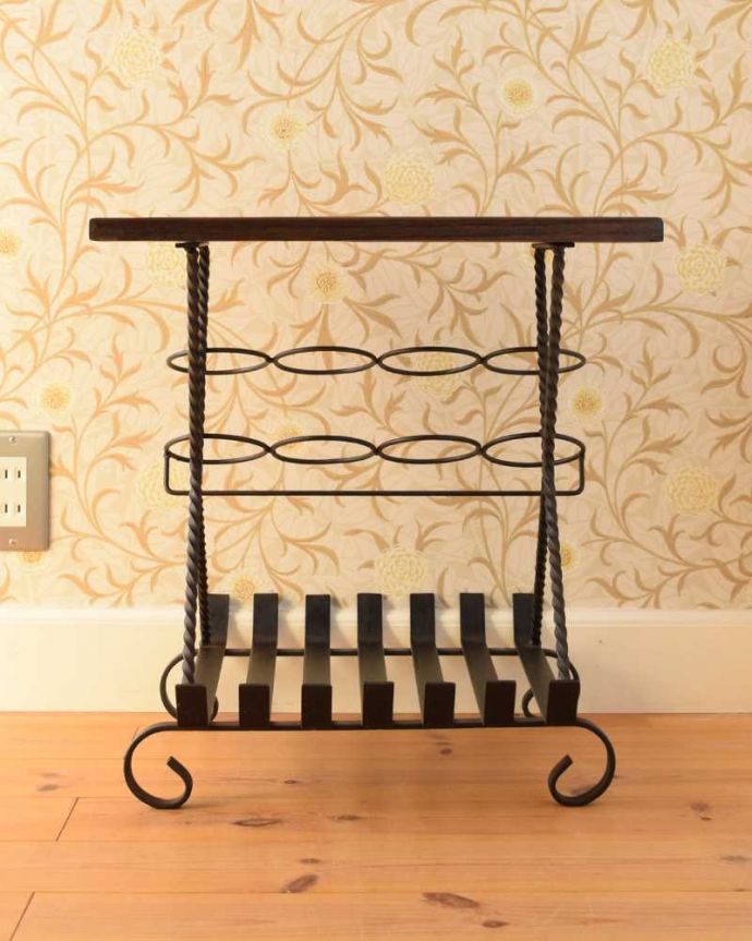 めずらしい家具　アンティーク家具　サイドテーブルにもなる、お洒落なアイアン製のアンティークワインラック。後ろ姿も見て下さい。(j-2357-f)