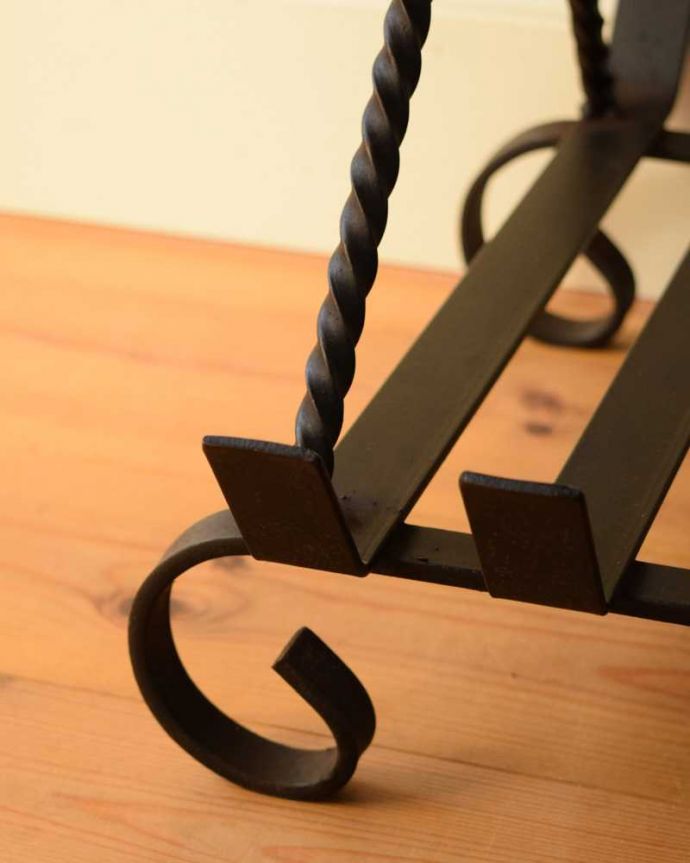 めずらしい家具　アンティーク家具　サイドテーブルにもなる、お洒落なアイアン製のアンティークワインラック。持ち上げなくても移動ラクラクHandleのアンティーク家具の足の裏にはフェルトキーパーをお付けしています。(j-2357-f)