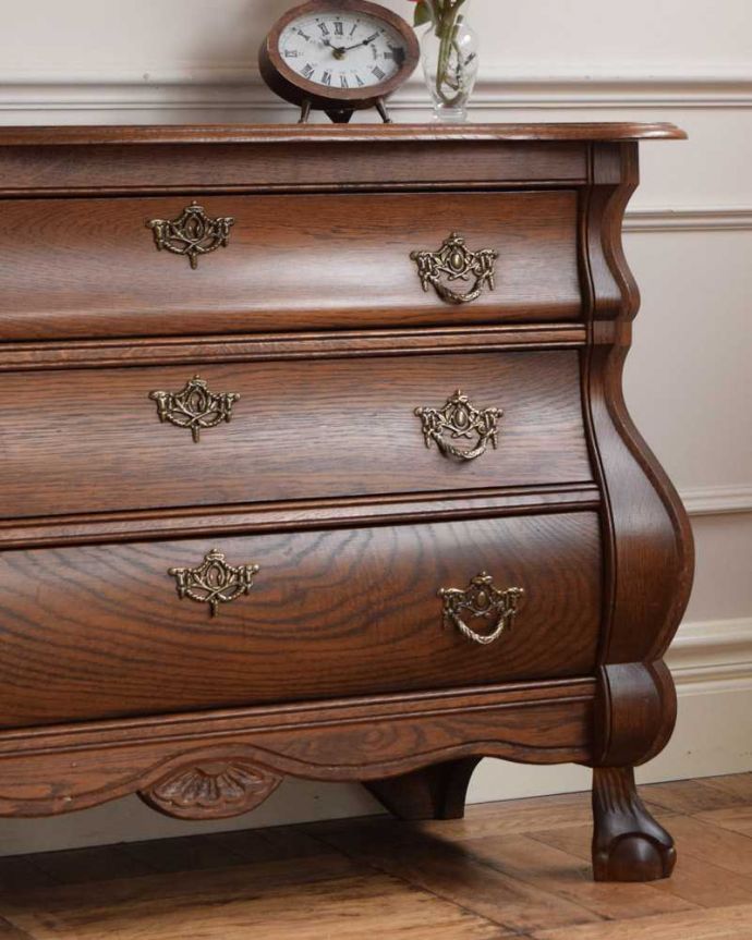 アンティークのチェスト　アンティーク家具　南フランスらしいアンティーク家具、どこでも大活躍してくれる３段チェスト（コモード）。「見せる収納」だから、置く場所を選びません！チェストと言ってもデザインがステキだから、収納だけじゃなくて見ても楽しめる家具なんです。(j-2358-f)