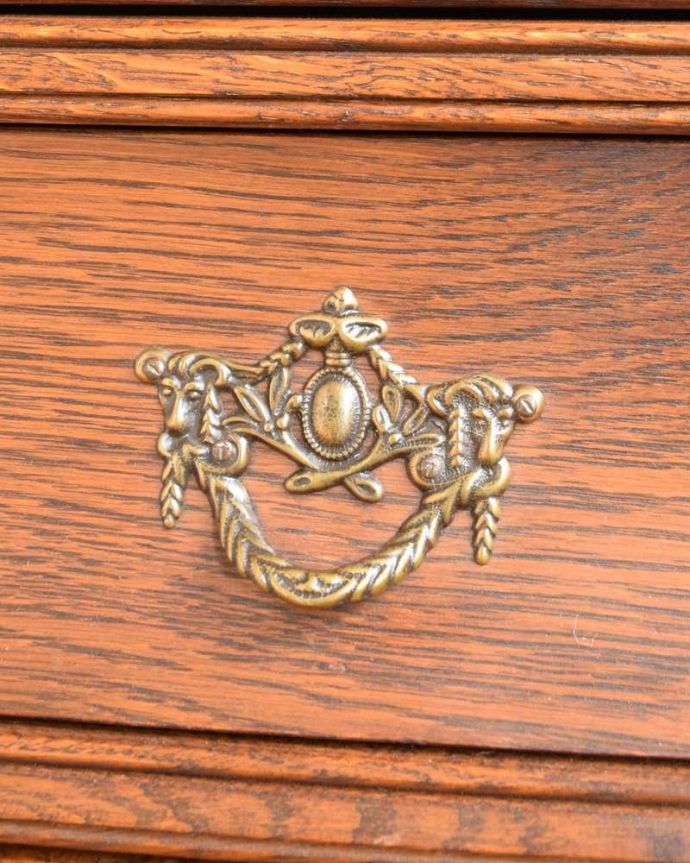 アンティークのチェスト　アンティーク家具　南フランスらしいアンティーク家具、どこでも大活躍してくれる３段チェスト（コモード）。開ける度にワクワクする取っ手フランスらしい優雅なデザインは取っ手にも。(j-2358-f)