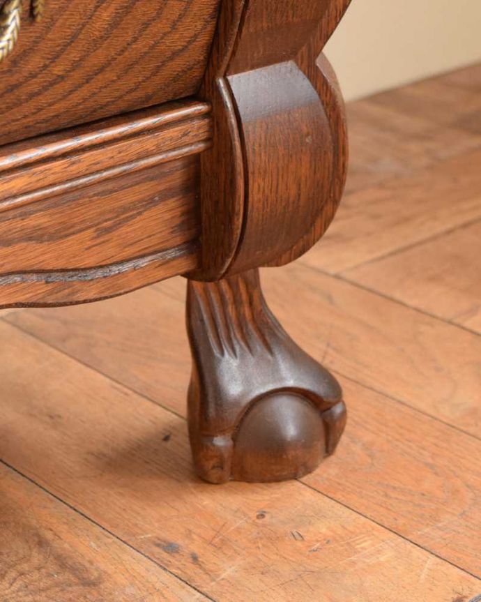 アンティークのチェスト　アンティーク家具　南フランスらしいアンティーク家具、どこでも大活躍してくれる３段チェスト（コモード）。女性1人でラクラク運べちゃう仕掛けHandleのアンティークは、脚の裏にフェルトキーパーをお付けしています。(j-2358-f)