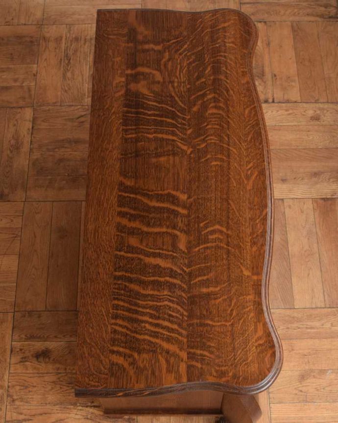 アンティークのチェスト　アンティーク家具　南フランスらしいアンティーク家具、どこでも大活躍してくれる３段チェスト（コモード）。何を置こうかな･･･？上から見ると、天板はこんな感じで塗装もキレイに仕上げました。(j-2358-f)