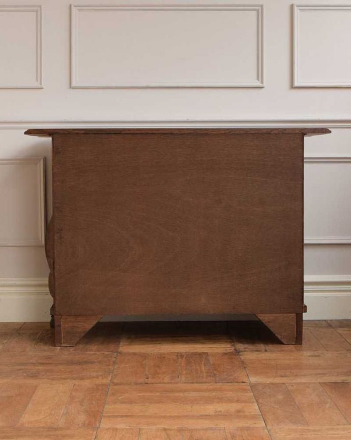 アンティークのチェスト　アンティーク家具　南フランスらしいアンティーク家具、どこでも大活躍してくれる３段チェスト（コモード）。修復したので後姿もキレイですアンティークは新品ではないので、もちろん経年変化によるキズはありますが、専門の職人がキレイに修復したので、後ろ姿もキレイです。(j-2358-f)