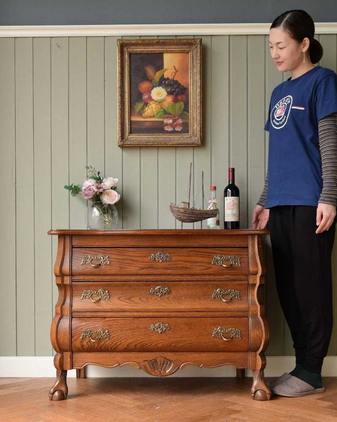 アンティークのチェスト　アンティーク家具　南フランスの優雅なアンティーク家具、豪華な取っ手と木目が美しいチェスト（コモード）。美しい曲線美がフランスらしいんです。(j-2359-f)