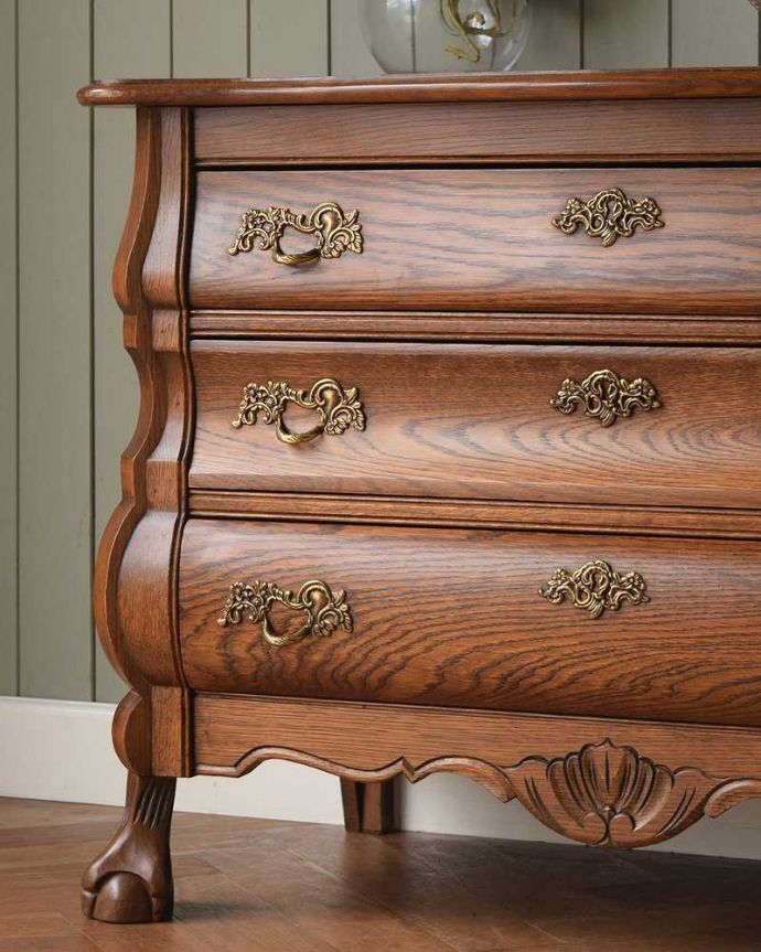 南フランスの優雅なアンティーク家具、豪華な取っ手と木目が美しい