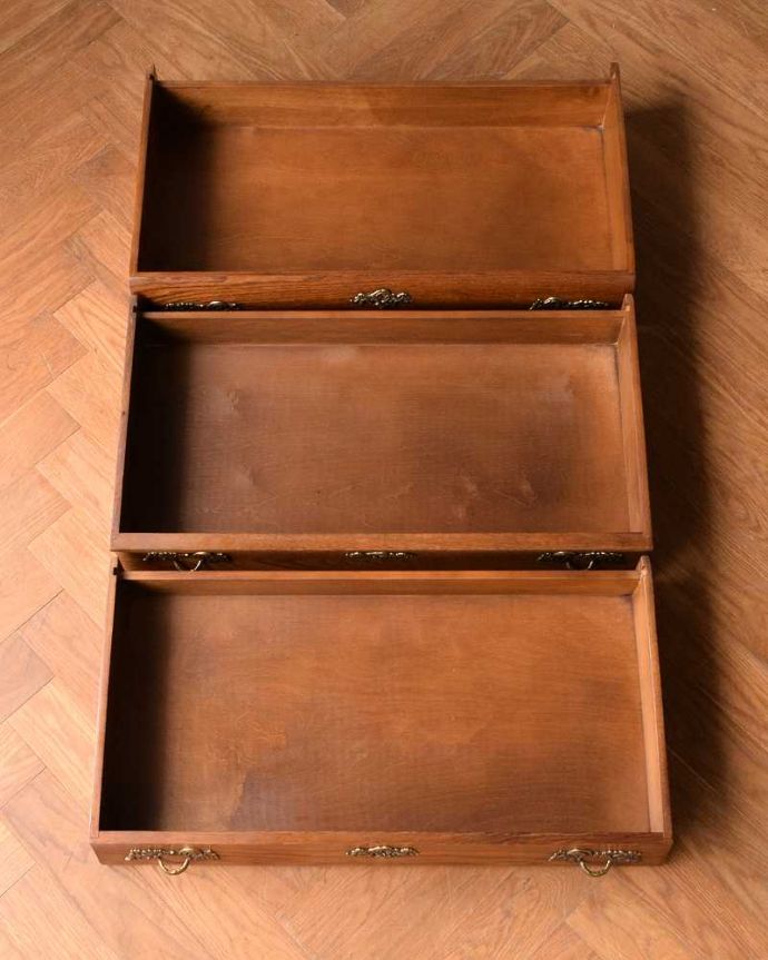 アンティークのチェスト　アンティーク家具　南フランスの優雅なアンティーク家具、豪華な取っ手と木目が美しいチェスト（コモード）。キレイに修復したので、何を入れてもOKです。(j-2359-f)