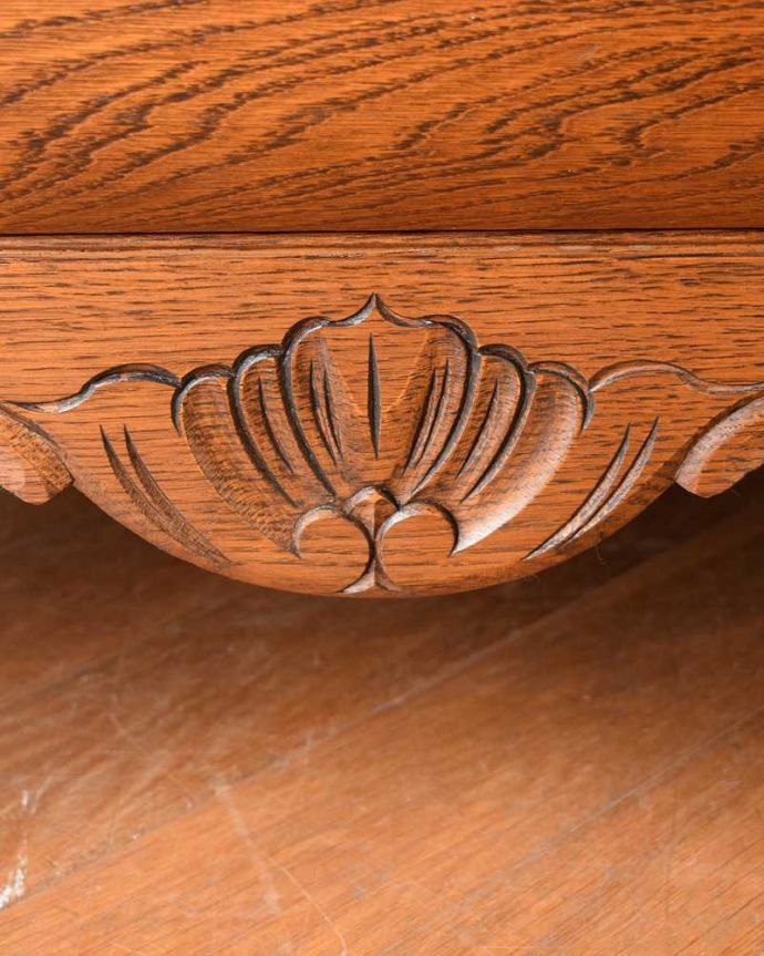 アンティークのチェスト　アンティーク家具　南フランスの優雅なアンティーク家具、豪華な取っ手と木目が美しいチェスト（コモード）。フランスらしい彫りフランスらしさの象徴とも言える、優雅な彫りの装飾。(j-2359-f)