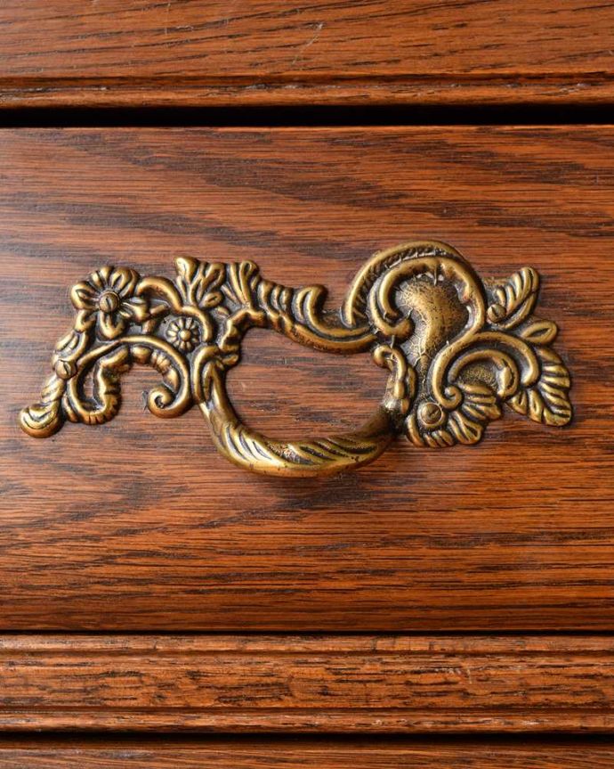 アンティークのチェスト　アンティーク家具　南フランスの優雅なアンティーク家具、豪華な取っ手と木目が美しいチェスト（コモード）。開ける度にワクワクする取っ手フランスらしい優雅なデザインは取っ手にも。(j-2359-f)