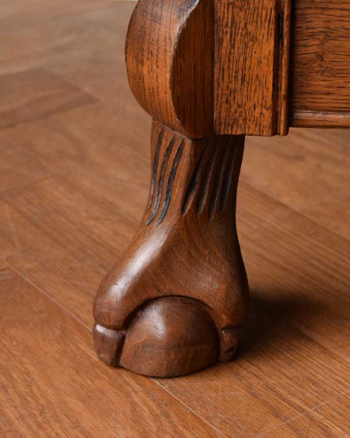 アンティークのチェスト　アンティーク家具　南フランスの優雅なアンティーク家具、豪華な取っ手と木目が美しいチェスト（コモード）。女性1人でラクラク運べちゃう仕掛けHandleのアンティークは、脚の裏にフェルトキーパーをお付けしています。(j-2359-f)