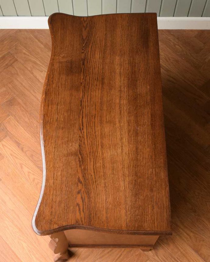 アンティークのチェスト　アンティーク家具　南フランスの優雅なアンティーク家具、豪華な取っ手と木目が美しいチェスト（コモード）。何を置こうかな･･･？上から見ると、天板はこんな感じで塗装もキレイに仕上げました。(j-2359-f)