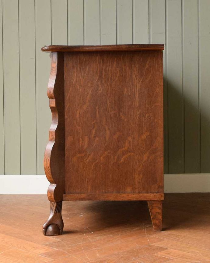 アンティークのチェスト　アンティーク家具　南フランスの優雅なアンティーク家具、豪華な取っ手と木目が美しいチェスト（コモード）。横から見てもステキ横から見るとこんな感じ。(j-2359-f)