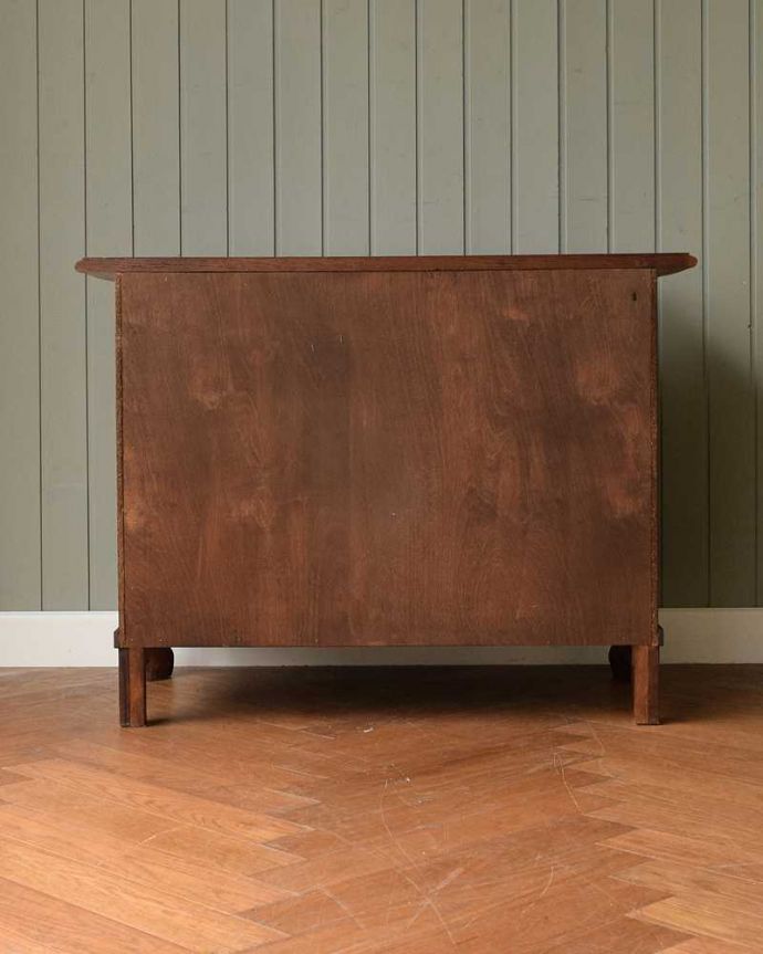 アンティークのチェスト　アンティーク家具　南フランスの優雅なアンティーク家具、豪華な取っ手と木目が美しいチェスト（コモード）。修復したので後姿もキレイですアンティークは新品ではないので、もちろん経年変化によるキズはありますが、専門の職人がキレイに修復したので、後ろ姿もキレイです。(j-2359-f)