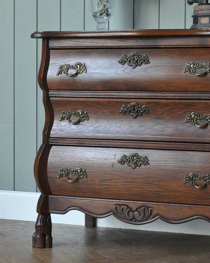 アンティークのチェスト　アンティーク家具　フランス輸入のアンティーク家具、小さな３段チェスト（コモード） 。「見せる収納」だから、置く場所を選びません！チェストと言ってもデザインがステキだから、収納だけじゃなくて見ても楽しめる家具なんです。(j-2360-f)