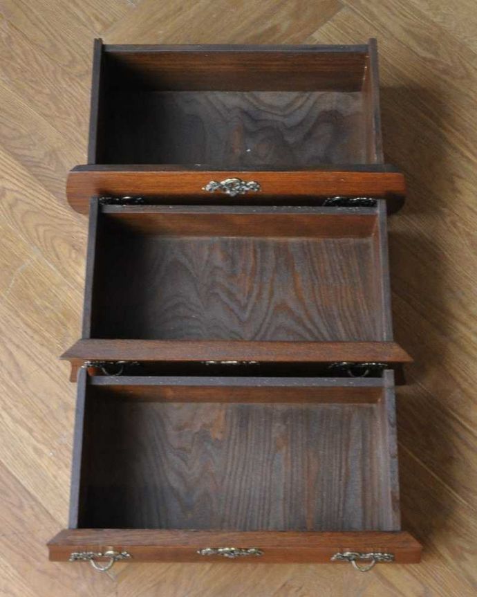 アンティークのチェスト　アンティーク家具　フランス輸入のアンティーク家具、小さな３段チェスト（コモード） 。キレイに修復したので、何を入れてもOKです。(j-2360-f)