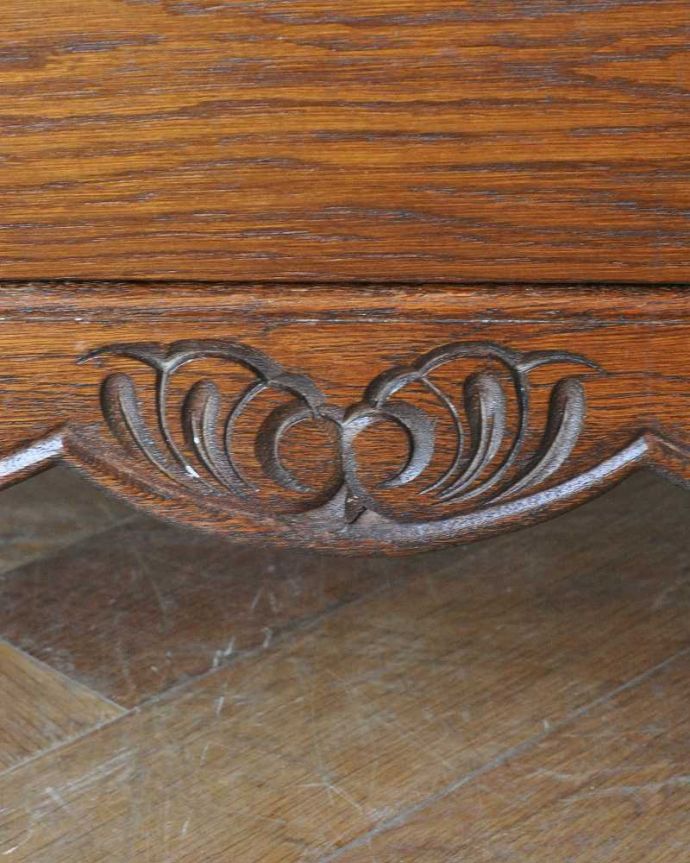 アンティークのチェスト　アンティーク家具　フランス輸入のアンティーク家具、小さな３段チェスト（コモード） 。フランスらしい彫りフランスらしさの象徴とも言える、優雅な彫りの装飾。(j-2360-f)