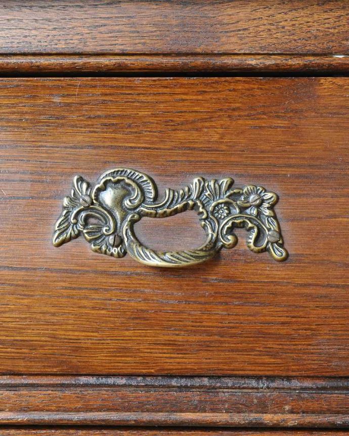 アンティークのチェスト　アンティーク家具　フランス輸入のアンティーク家具、小さな３段チェスト（コモード） 。開ける度にワクワクする取っ手フランスらしい優雅なデザインは取っ手にも。(j-2360-f)