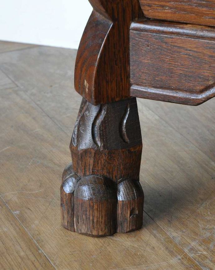 アンティークのチェスト　アンティーク家具　フランス輸入のアンティーク家具、小さな３段チェスト（コモード） 。女性1人でラクラク運べちゃう仕掛けHandleのアンティークは、脚の裏にフェルトキーパーをお付けしています。(j-2360-f)