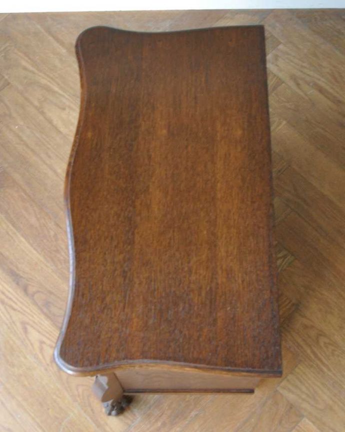 アンティークのチェスト　アンティーク家具　フランス輸入のアンティーク家具、小さな３段チェスト（コモード） 。何を置こうかな･･･？上から見ると、天板はこんな感じで塗装もキレイに仕上げました。(j-2360-f)