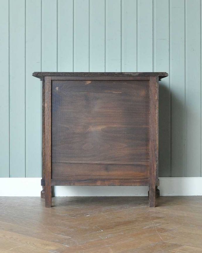 アンティークのチェスト　アンティーク家具　フランス輸入のアンティーク家具、小さな３段チェスト（コモード） 。修復したので後姿もキレイですアンティークは新品ではないので、もちろん経年変化によるキズはありますが、専門の職人がキレイに修復したので、後ろ姿もキレイです。(j-2360-f)