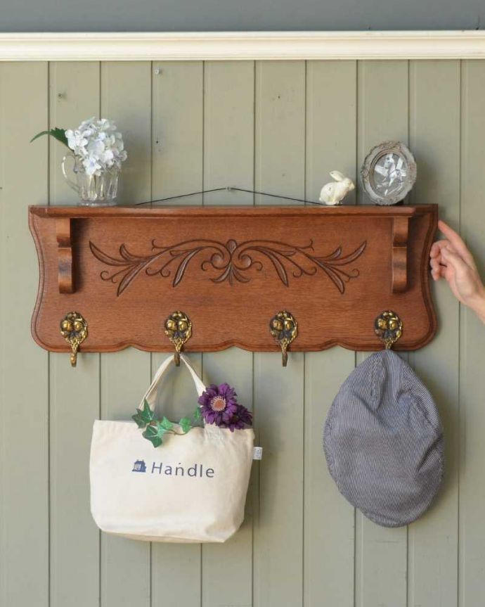 ウォールシェルフ・ウォールハンガー　アンティーク家具　フランスアンティークの壁付け家具、フックが４つ付いた美しいウォールハンガー（壁付けシェルフ）。壁をオシャレにしてくれる！実用的なアンティークフランスらしい優雅なデザインでおシャレな雰囲気を作ってくれるシェルフ。(j-2361-f)