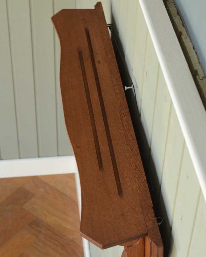 ウォールシェルフ・ウォールハンガー　アンティーク家具　フランスアンティークの壁付け家具、フックが４つ付いた美しいウォールハンガー（壁付けシェルフ）。天板を上から見てみると･･･モノを乗せる天板もアンティーク家具専門の職人がこんな感じできちんと仕上げました。(j-2361-f)