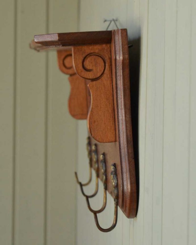 ウォールシェルフ・ウォールハンガー　アンティーク家具　フランスアンティークの壁付け家具、フックが４つ付いた美しいウォールハンガー（壁付けシェルフ）。横から見ても可愛いデザインですもちろん横顔だってフランスらしく可愛いデザイン。(j-2361-f)