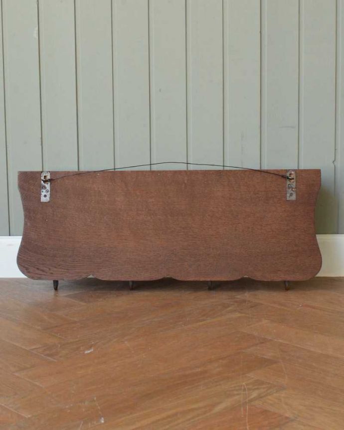 ウォールシェルフ・ウォールハンガー　アンティーク家具　フランスアンティークの壁付け家具、フックが４つ付いた美しいウォールハンガー（壁付けシェルフ）。後ろ側を見てみると･･･アンティークは新品ではないので、もちろん経年変化によるキズはありますが、壁への取り付け部分も職人がキレイに修復しました。(j-2361-f)