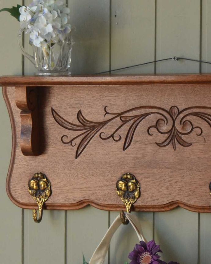 ウォールシェルフ・ウォールハンガー　アンティーク家具　フランスアンティークの壁付け家具、フックが４つ付いた美しいウォールハンガー（壁付けシェルフ）。壁のオシャレを楽しみましょう空いている壁に取り付けるだけでなんだかワクワクしちゃう可愛らしさ。(j-2361-f)