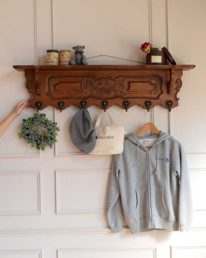 ウォールシェルフ・ウォールハンガー アンティーク家具 フランスアンティークの壁付け家具、フックが7つ付いた美しいウォールハンガー(壁付けシェルフ)。壁をオシャレにしてくれる!実用的なアンティークフランスらしい優雅なデザインでおシャレな雰囲気を作ってくれるシェルフ。(j-2362-f)