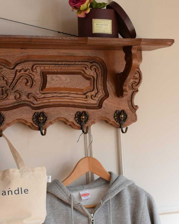 ウォールシェルフ・ウォールハンガー アンティーク家具 フランスアンティークの壁付け家具、フックが7つ付いた美しいウォールハンガー(壁付けシェルフ)。壁のオシャレを楽しみましょう空いている壁に取り付けるだけでなんだかワクワクしちゃう可愛らしさ。(j-2362-f)